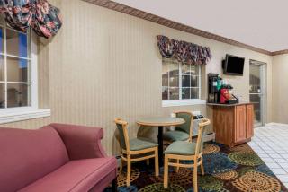 Howard Johnson by Wyndham Lenox - Lenox - 8
