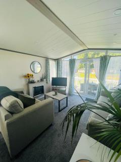 The Poplars Lodge with Hot Tub - York - 1