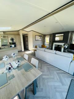 Laburnum Lodge with Hot Tub - York - 2