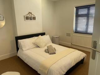 Delightful 2 bed detached home with secure parking - Huntington - 3
