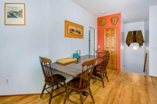 Jacobia Lakefront Retreat - 4