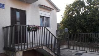 Apartments by the sea Vinisce, Trogir - 13775 - Vinišće - 0