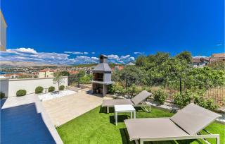 Beautiful Apartment In Okrug Gornji - 4