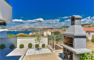 Beautiful Apartment In Okrug Gornji - 3