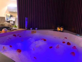 Stylish Apartment with a Jacuzzi (Park&Pool View) - 8