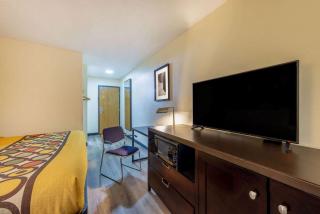 Super 8 by Wyndham El Dorado - 2