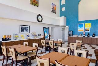 Days Inn & Suites by Wyndham Savannah Midtown - 2