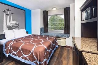 Super 8 by Wyndham Pensacola - 3