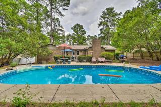 Inviting Fayetteville Home with Deck and Pool! - Fayetteville - 0