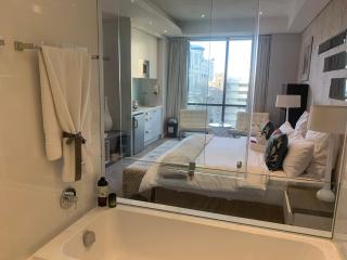 Sandton Skye Stylish Apartment free WIFI & Gym - Johannesburg - 2