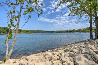 Table Rock Lake Getaway with Fire Pit, Deck and Grill! - Golden - 8