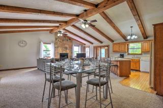 Table Rock Lake Getaway with Fire Pit, Deck and Grill! - Golden - 4