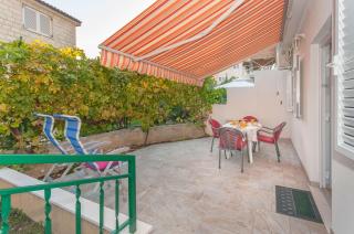 Apartments with parking space Omis - 14422 - 1