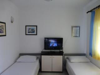 Apartment Mali Iz 16535b - Veli Iž - 2
