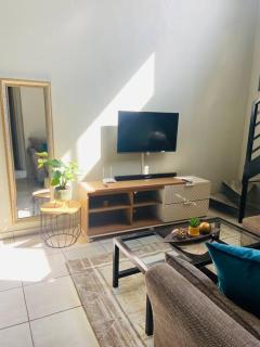 Stunning 2 Bedroom unit,with unlimited Wi-Fi. - Johannesburg - 8