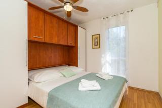 Apartments by the sea Necujam, Solta - 16727 - 3