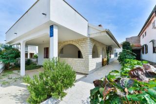 Apartments with parking spaces Vir - 18581 - Vir - 0