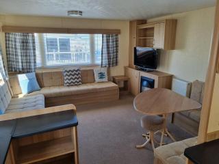 PG49 8 BERTH PET FRIENDLY CARAVAN GOLDEN PALM - 9