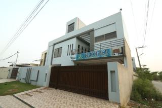 Cuzzy Inn Hotel - 8