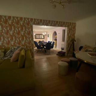 Luxury 4-5 Bed Home with Games Room and Balcony - 4