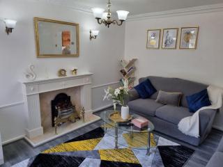 Centrally Located w/ Free Parking & Smart TV - Leeds - 0