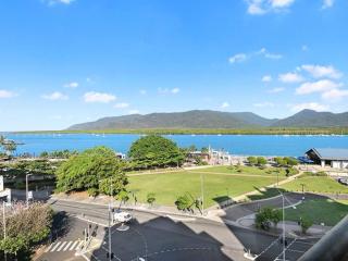 3 BEDROOM CBD WATERFRONT LUXURY APARTMENT - Cairns - 8
