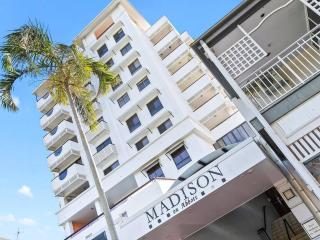 3 BEDROOM CBD WATERFRONT LUXURY APARTMENT - Cairns - 2