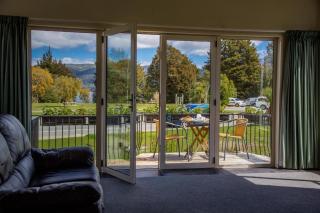 Kea by the Lake - Te Anau - 0