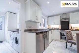 LONG STAYS 30pct OFF - Spacious 4Bed - Sports Channels - Parking By Klarok Short Lets & Serviced Accommodation - 8