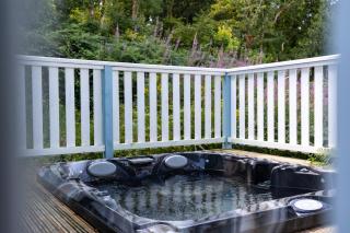 The Bluebell - Luxury Lodge with Hot Tub - Penally - 6