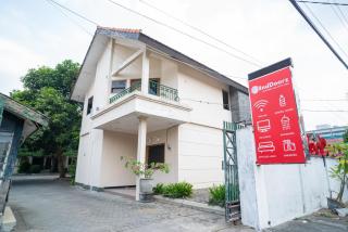 RedDoorz near Rumah Sakit Baptis Kediri - Kediri - 2