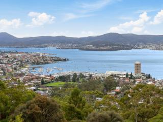 Spectacular Views - 5 Bedroom House and Unit - Free Parking - Free WIFI - Sandy Bay - 7