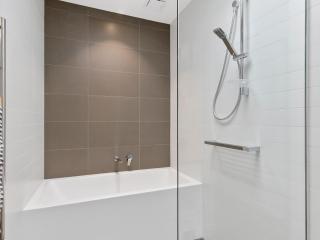 Spectacular Views - 5 Bedroom House and Unit - Free Parking - Free WIFI - Sandy Bay - 3