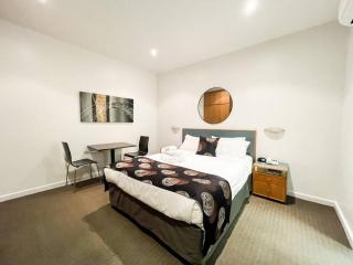 Studio 427/247 gouger st ex hotel room in city - Adelaide - 0
