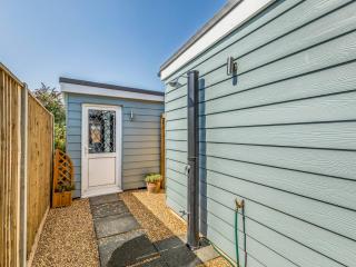 Pass the Keys Charming Chalet A Stones Throw From The Beach - Chichester - 1