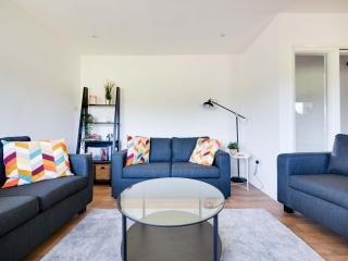 Pass the Keys Lovely 3 Bedroom property golf club and parking - 0