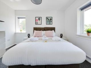 Pass the Keys Lovely 3 Bedroom property golf club and parking - Manchester - 5
