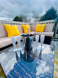 Lakeshore Lodge with Hot Tub - Pocklington - 8