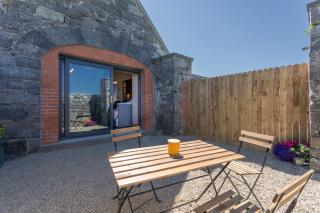 Coach House Cottage on the shores of Lough Corrib - 2