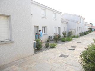 Villa climatisée 4-6 pers avec piscine, terrasse & jardin - 2 min plage - 8