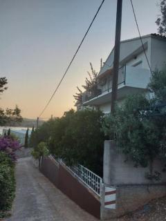 Apartments by the sea Necujam, Solta - 13884 - Grohote - 0