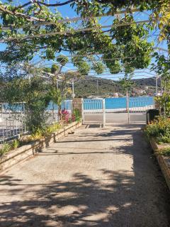 Apartments by the sea Vinisce, Trogir - 4288 - Vinišće - 1