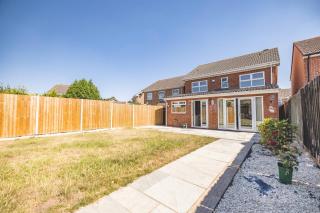 SPACIOUS 3 BEDROOM HOME - GREAT FOR FAMILIES! - 7