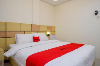 RedDoorz Plus near Pasar Gede Solo - Solo - 8