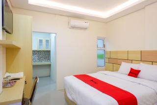 RedDoorz Plus near Pasar Gede Solo - Solo - 9
