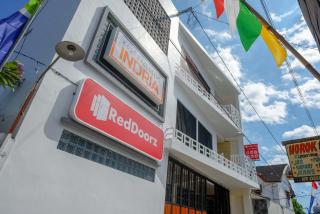 RedDoorz Plus near Pasar Gede Solo - Solo - 5