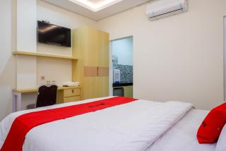 RedDoorz Plus near Pasar Gede Solo - Solo - 7