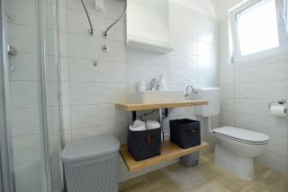 Apartman u atraktivnoj kuci u nizu s garazom - Ljubač - 1