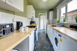 Cheerful 2 Bedroom Home, Sleeps 5 Guest Comfy, 1x Double Bed, 3x Single Beds, Free Parking, Free WiFi, Suitable For Business, Leisure Guest,Coventry, Midlands - 1