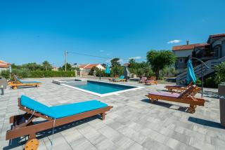 Family friendly apartments with a swimming pool Privlaka, Zadar - 5762 - Privlaka - 5